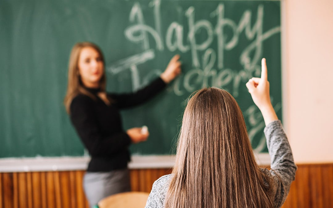 كيف يساعد المعلم الطفل الذي يعاني من التأتاة في المدرسة